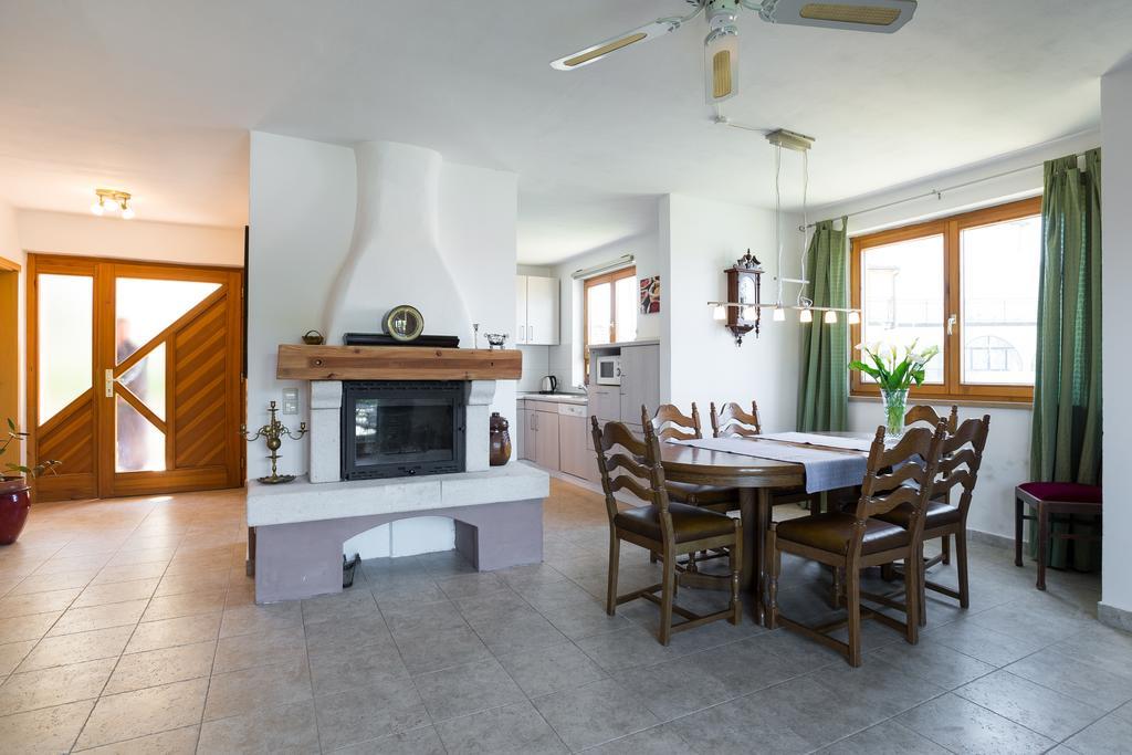 Apartments Tamara Ровинско село Екстериор снимка