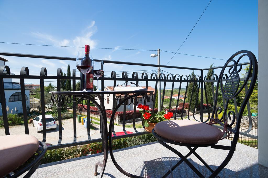 Apartments Tamara Ровинско село Екстериор снимка